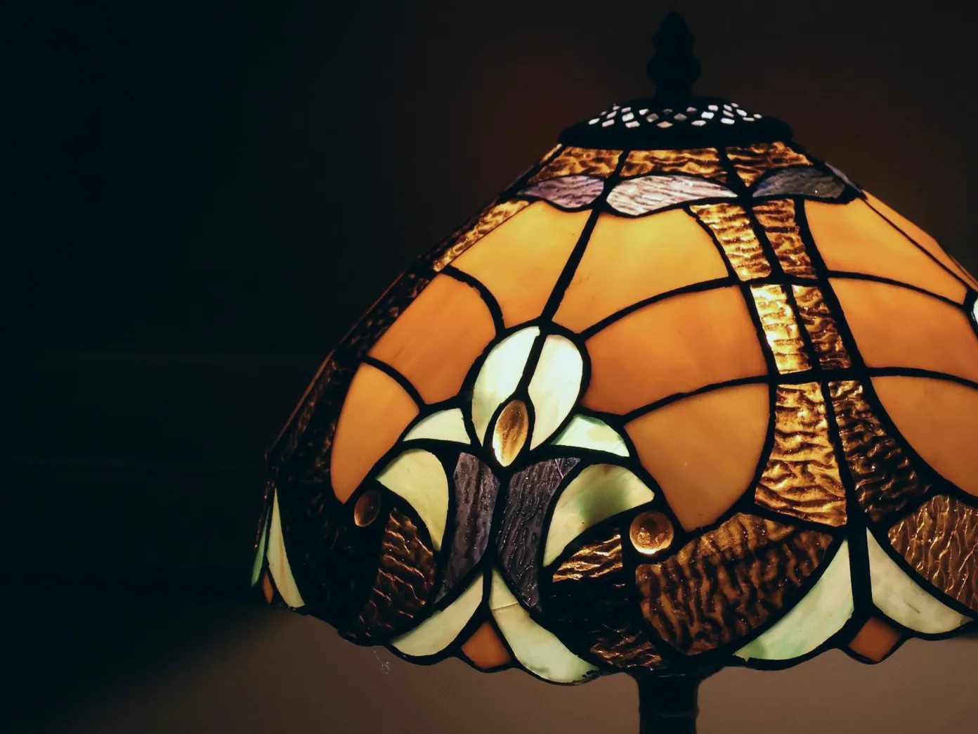 Hrací sál bývalé tkalcovny s dřevěnými stoly a lampami